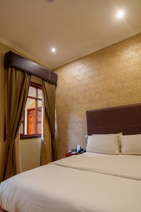 Single Room, 1 Queen Bed | In-room safe, free WiFi, bed sheets