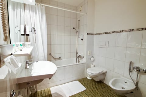 Combined shower/tub, free toiletries, hair dryer, towels