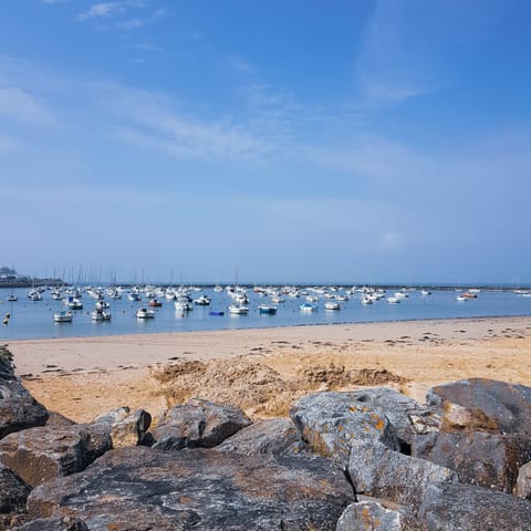 Beach nearby, white sand, 2 beach bars