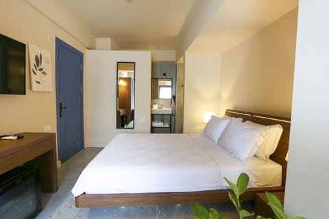 Grand Room | Premium bedding, iron/ironing board, free WiFi, bed sheets