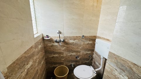 Deluxe Room | Bathroom | Shower, free toiletries, towels