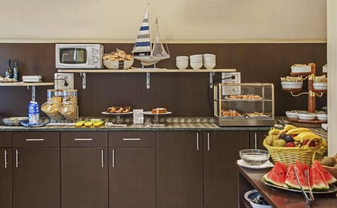 Daily continental breakfast (EUR 9.5 per person)