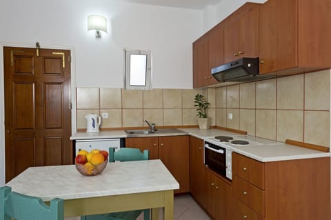 Apartment | Private kitchenette | Fridge, oven, stovetop, coffee/tea maker