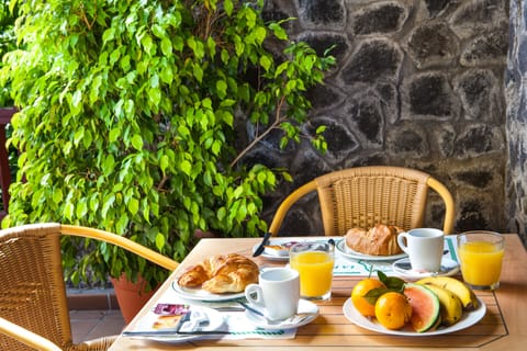 Daily continental breakfast (EUR 8.5 per person)