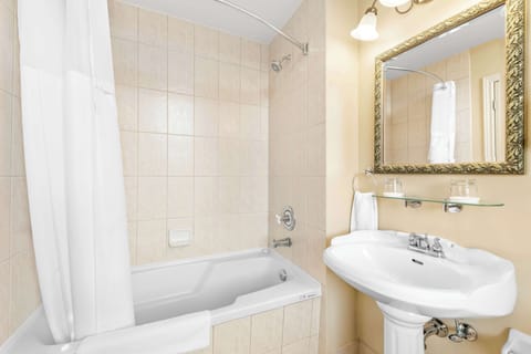 Suite, 1 King Bed, Non Smoking | Bathroom | Combined shower/tub, towels