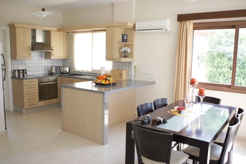 Villa, 3 Bedrooms, Private Pool, Garden View | Private kitchen