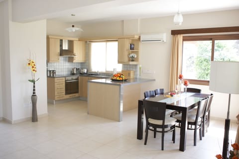 Villa, 3 Bedrooms, Private Pool, Garden View | Private kitchen