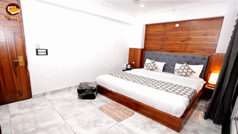 Deluxe Double Room | Premium bedding, desk, free WiFi, bed sheets