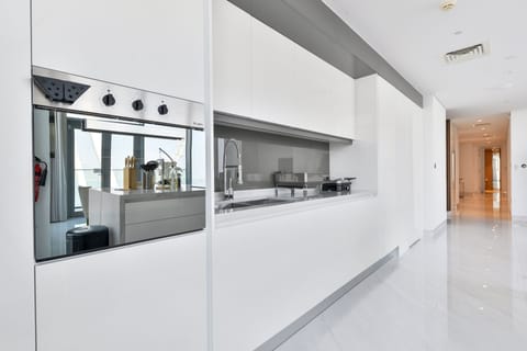 Panoramic Apartment, 3 Bedrooms, Balcony, Sea View | Private kitchen | Full-size fridge, microwave, oven, stovetop