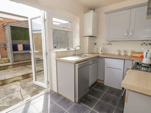 Cottage | Private kitchen | Dishwasher, cookware/dishes/utensils