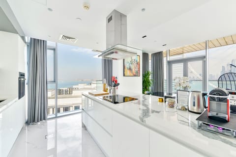 Luxury Apartment, 3 Bedrooms, Balcony, Sea View | Private kitchen | Full-size fridge, microwave, oven, stovetop