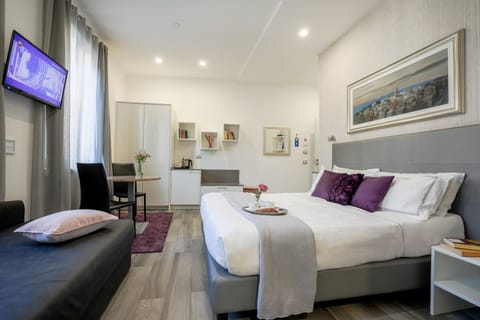 Deluxe Studio, 1 Bedroom | Premium bedding, down comforters, pillowtop beds, in-room safe