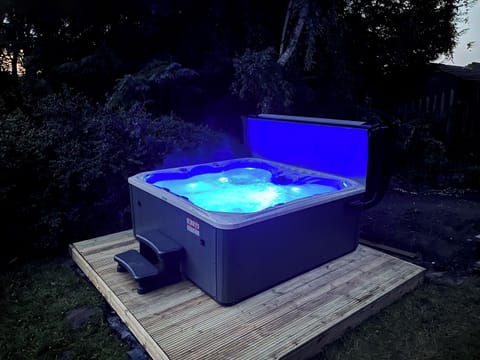Hot tub | Burn View - Haven in the Burn & Burn View, Blaydon Burn, near Newcastle upon Tyne