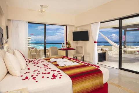 Honeymoon Room | Free minibar, in-room safe, blackout drapes, iron/ironing board