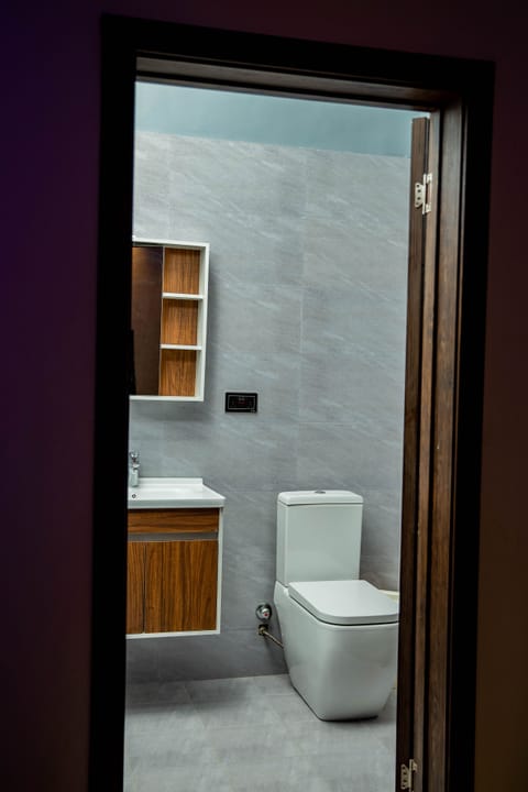 Deluxe Apartment, 1 Bedroom, Kitchen | Bathroom | Rainfall showerhead, designer toiletries, hair dryer, slippers