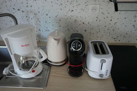 Nescafé Dolce Gusto and filtered coffe machine, kettle and toaster