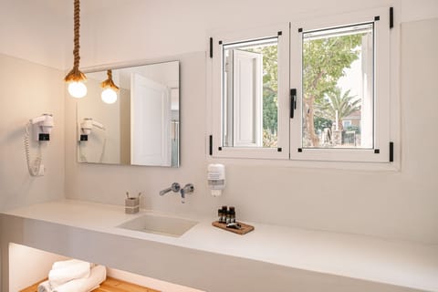 Apartment, Sea View | Bathroom | Rainfall showerhead, free toiletries, hair dryer, towels