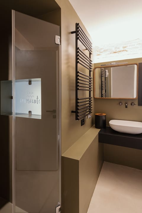 Junior Suite | Bathroom | Shower, rainfall showerhead, hair dryer, bidet
