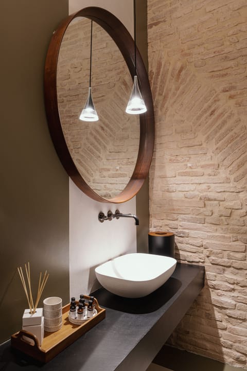 Superior Suite | Bathroom | Shower, rainfall showerhead, hair dryer, bidet