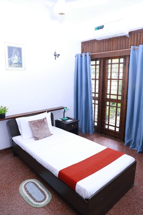 Deluxe Single Room | Individually furnished, laptop workspace, iron/ironing board, free WiFi