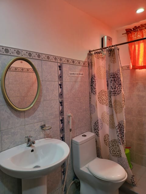 Deluxe Studio | Bathroom | Shower, free toiletries, towels, soap