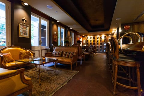 2 bars/lounges, wine bar, cocktail bar