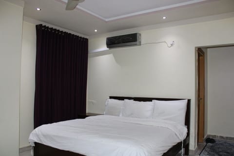 Family Apartment | Hypo-allergenic bedding, memory foam beds, soundproofing, free WiFi