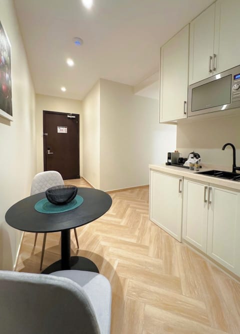 Studio, 1 King Bed | Private kitchenette | Mini-fridge, coffee/tea maker, electric kettle