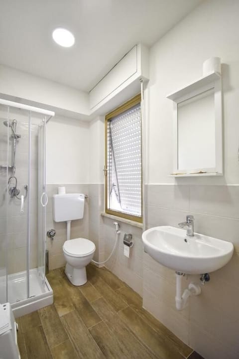 Classic Double Room | Bathroom | Free toiletries, hair dryer, towels, soap