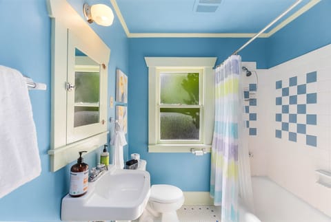 Classic House | Bathroom | Combined shower/tub, hair dryer, towels