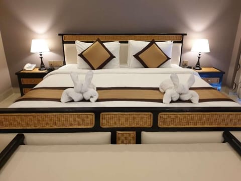 Superior Room, 1 King Bed | 1 bedroom, down comforters, pillowtop beds, in-room safe