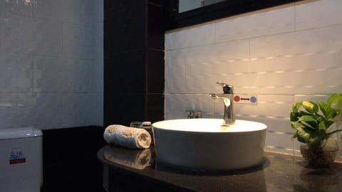 Superior Triple Room | Bathroom | Shower, rainfall showerhead, free toiletries, hair dryer