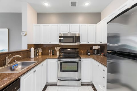 Classic Apartment | Private kitchen | Fridge, microwave, oven, dishwasher