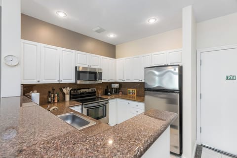 Classic Apartment | Private kitchen | Fridge, microwave, oven, dishwasher