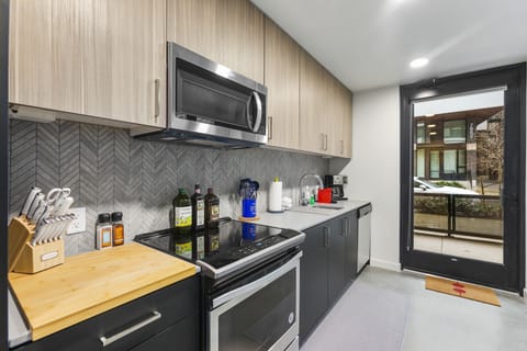City Apartment | Private kitchen | Full-size fridge, microwave, oven, stovetop