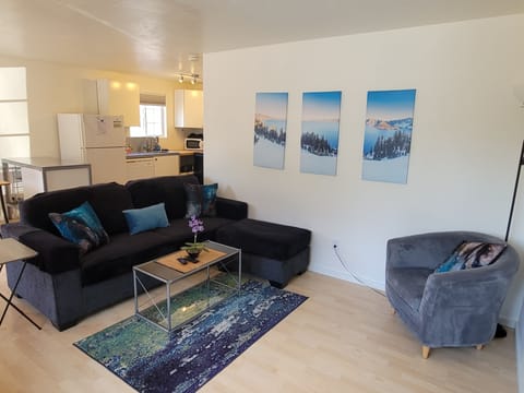 Apt 9: Ground Floor no View Hood River Suites Extended Stay Downtown | Living area | Smart TV, streaming services