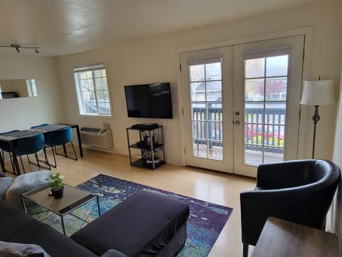 Apt 2 Upper View: Hood River Suites Extended Stay Downtown | Living area | Smart TV, streaming services
