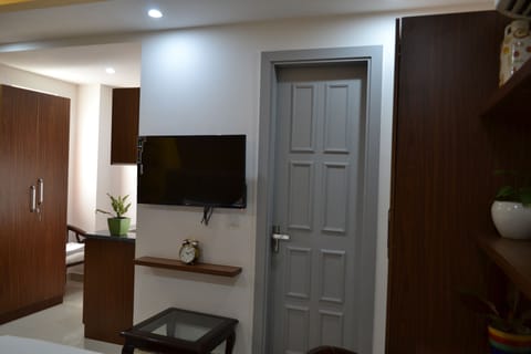 Executive Shared Dormitory | Premium bedding, individually furnished, desk, free WiFi