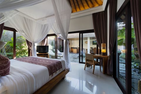 One-Bedroom Villa with Private Pool - King Bed | Minibar, desk, laptop workspace, free WiFi