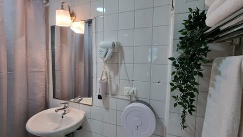 Superior Triple Room | Bathroom | Heated floors, towels, soap, shampoo