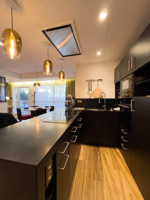 Appartement Deluxe, Vue Jardin (l'atelier des artistes) | Private kitchen | Fridge, microwave, oven, stovetop