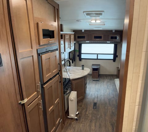 Deluxe Mobile Home | Bathroom | Shower, free toiletries, hair dryer, towels