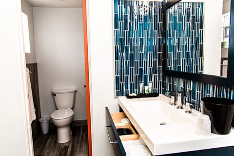 Deluxe Suite, 1 King Bed | Bathroom | Free toiletries, towels