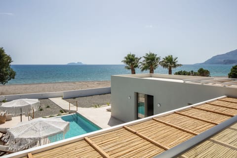 The first floor veranda also enjoys the amazing sea vistas