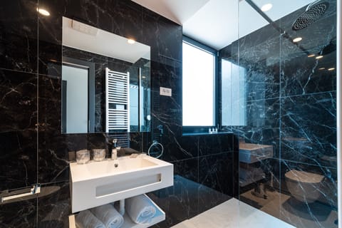 Superior Suite | Bathroom | Shower, hair dryer, bathrobes, slippers