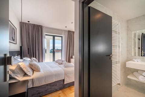 Deluxe Room | 1 bedroom, minibar, in-room safe, desk