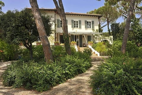 Balcony / Terrace / Patio, Building Exterior, Garden, Outdoor, Pool, Spring, Summer