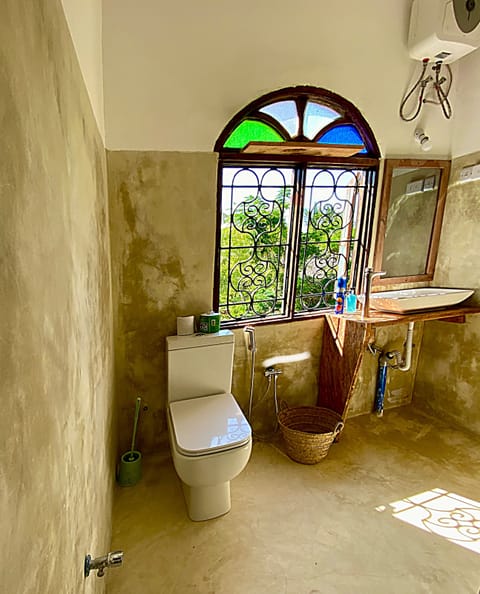 Deluxe Double Room, Non Smoking (Room Upstairs in Villa with Pool) | Bathroom | Shower, rainfall showerhead, free toiletries, bidet