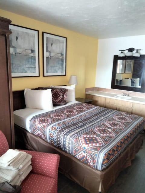 Design Studio, 1 Queen Bed, Microwave | Premium bedding, down comforters, individually decorated