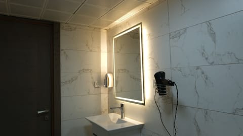 Standard Room | Bathroom | Shower, rainfall showerhead, free toiletries, hair dryer
